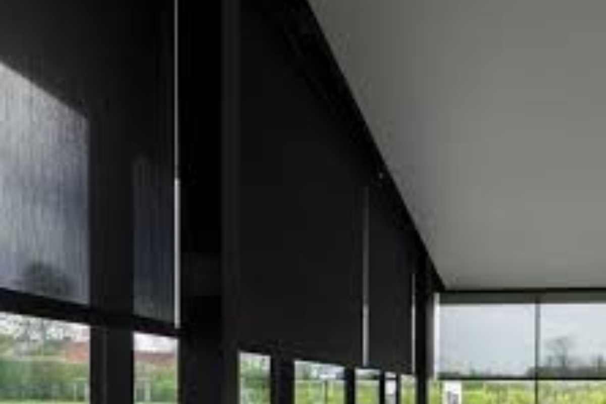 Rèm cuốn vải trơn đen