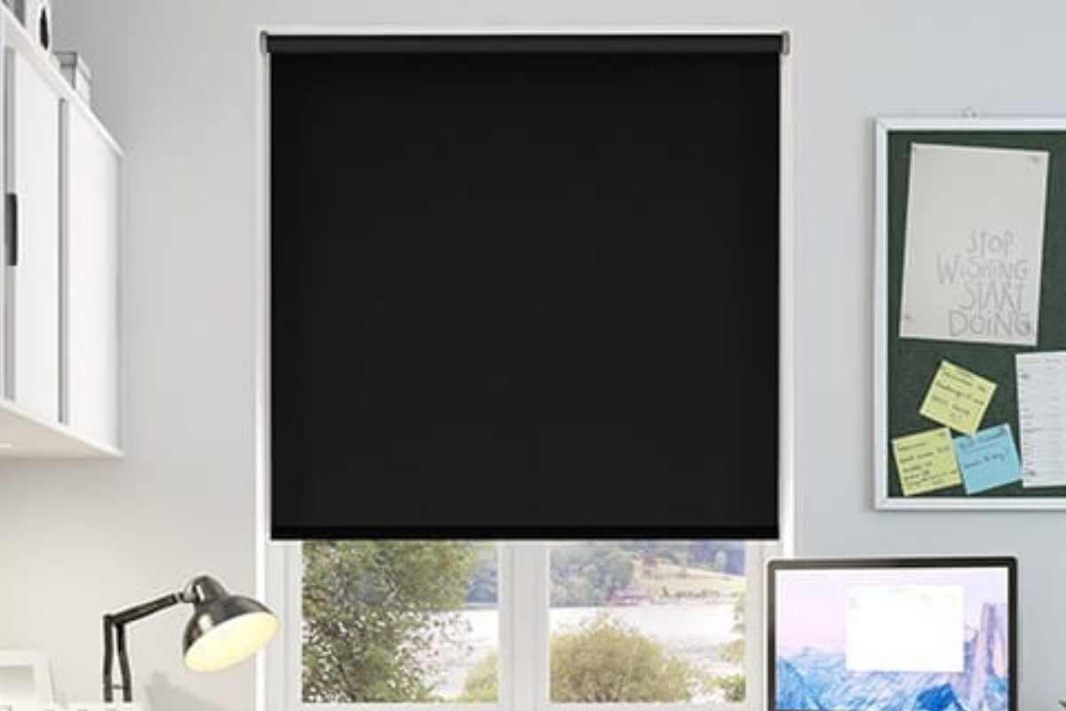 Rèm cuốn vải trơn đen