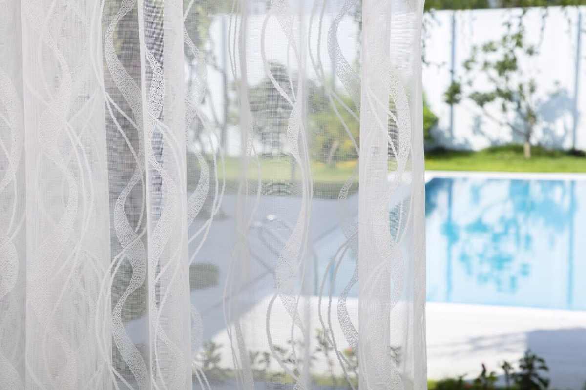 Rèm vải voan hoa văn nhẹ