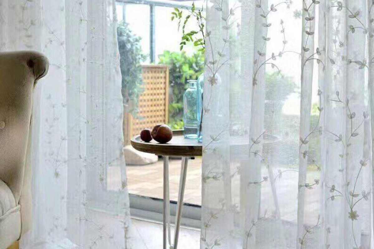 Rèm vải voan hoa văn nhẹ